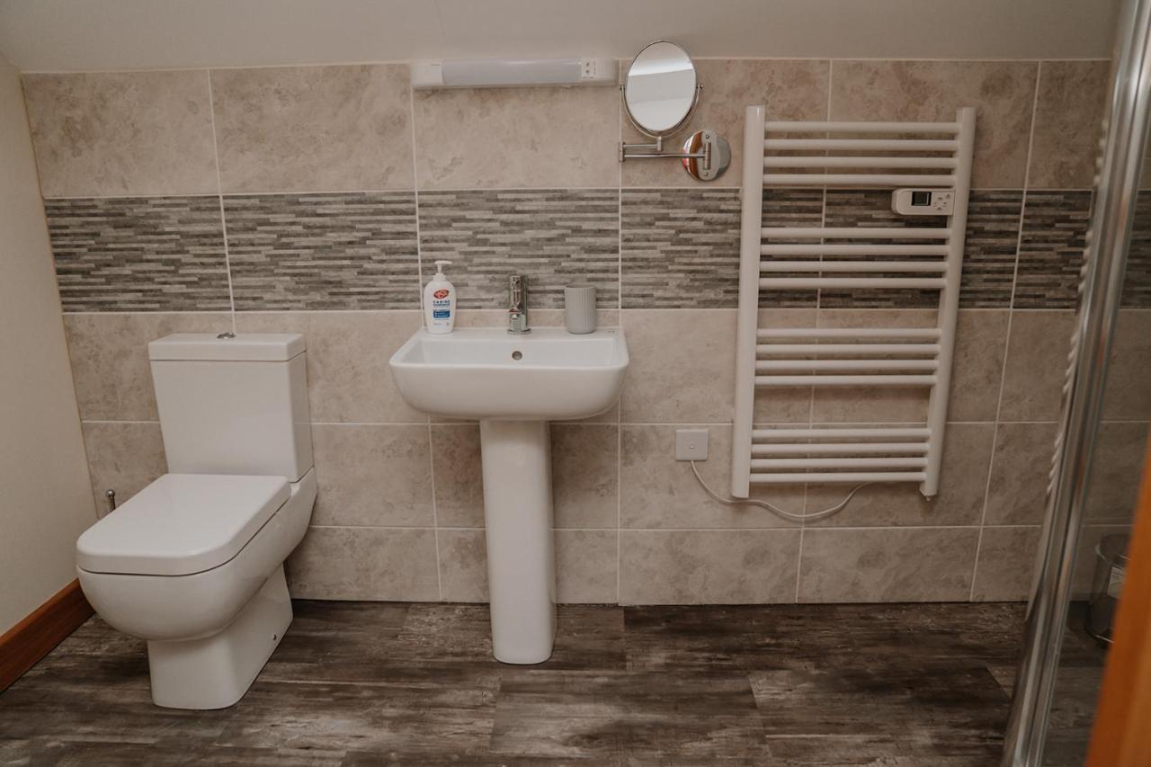 Lovely New 1 Bedroom Loft Apartment With On Drive Parking Trowbridge Exterior foto