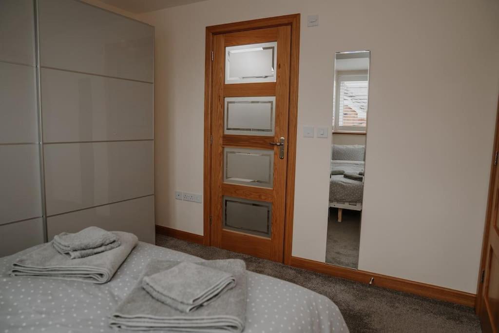 Lovely New 1 Bedroom Loft Apartment With On Drive Parking Trowbridge Exterior foto