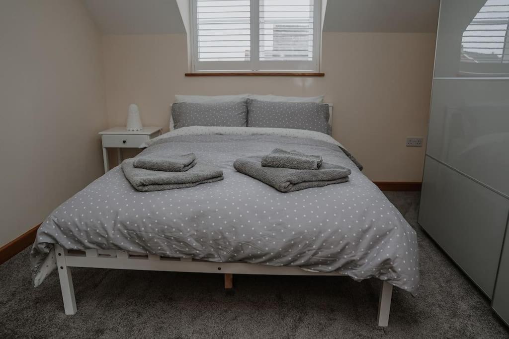 Lovely New 1 Bedroom Loft Apartment With On Drive Parking Trowbridge Exterior foto