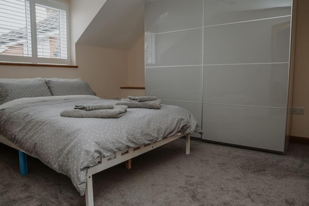 Lovely New 1 Bedroom Loft Apartment With On Drive Parking Trowbridge Exterior foto