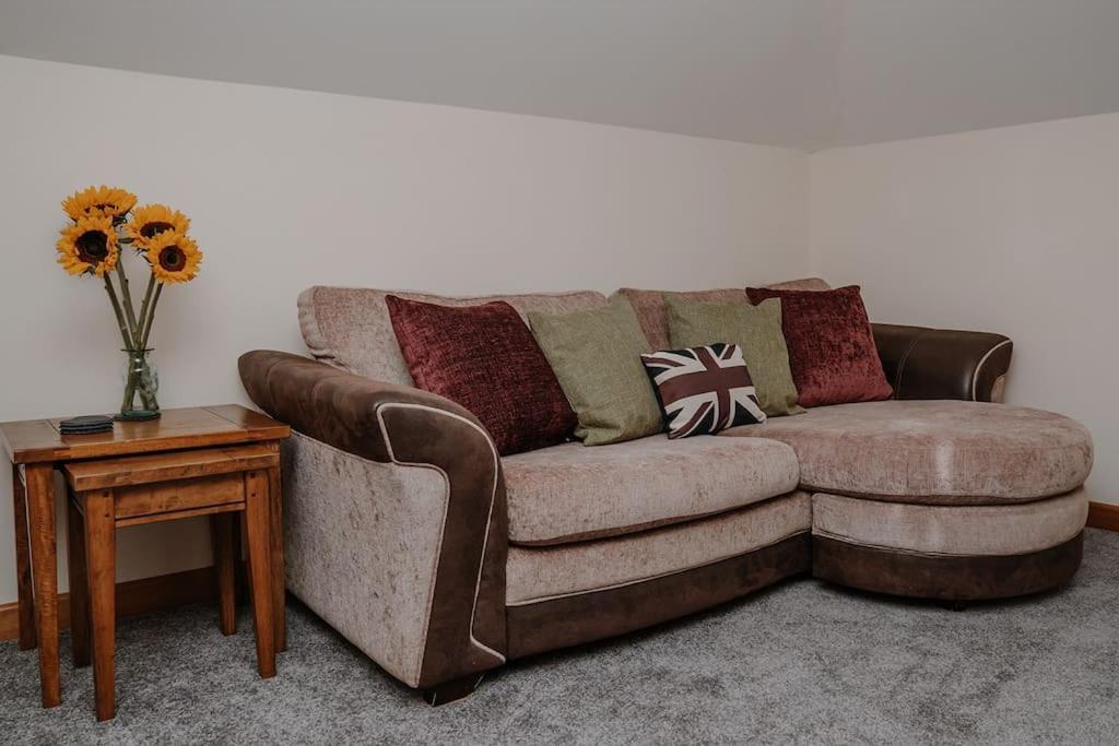 Lovely New 1 Bedroom Loft Apartment With On Drive Parking Trowbridge Exterior foto